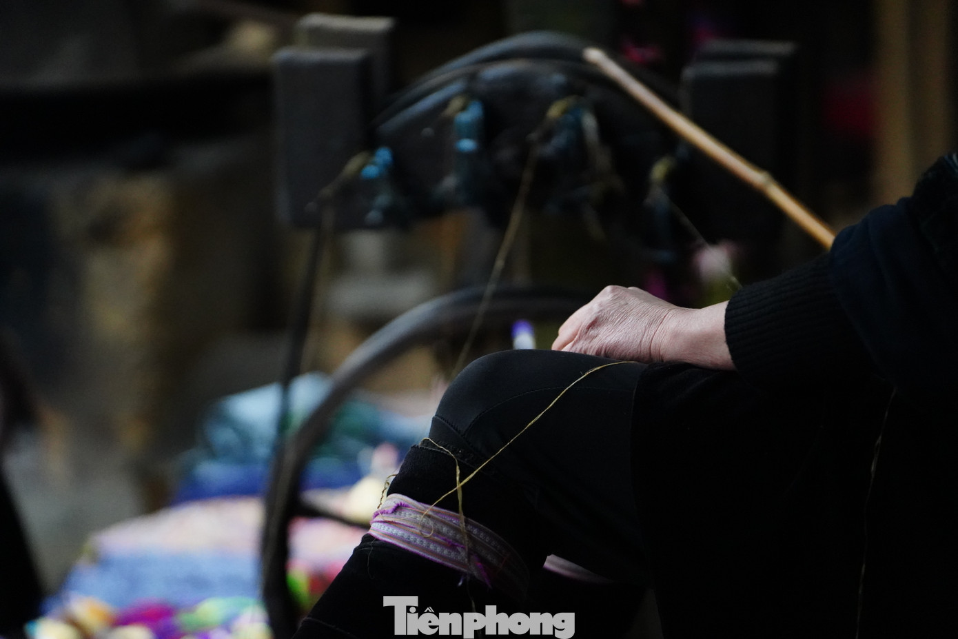 Người Mông ở Cát Cát nổi tiếng với sự khéo léo, đặc biệt trong việc dệt vải, vẽ sáp ong và nhuộm màu tự nhiên, tạo ra những sản phẩm thủ công tinh xảo. Họ cũng gìn giữ các làn điệu dân ca, nhạc cụ truyền thống như khèn Mông, sáo, đàn môi... mang đến nét văn hóa độc đáo không thể nhầm lẫn.