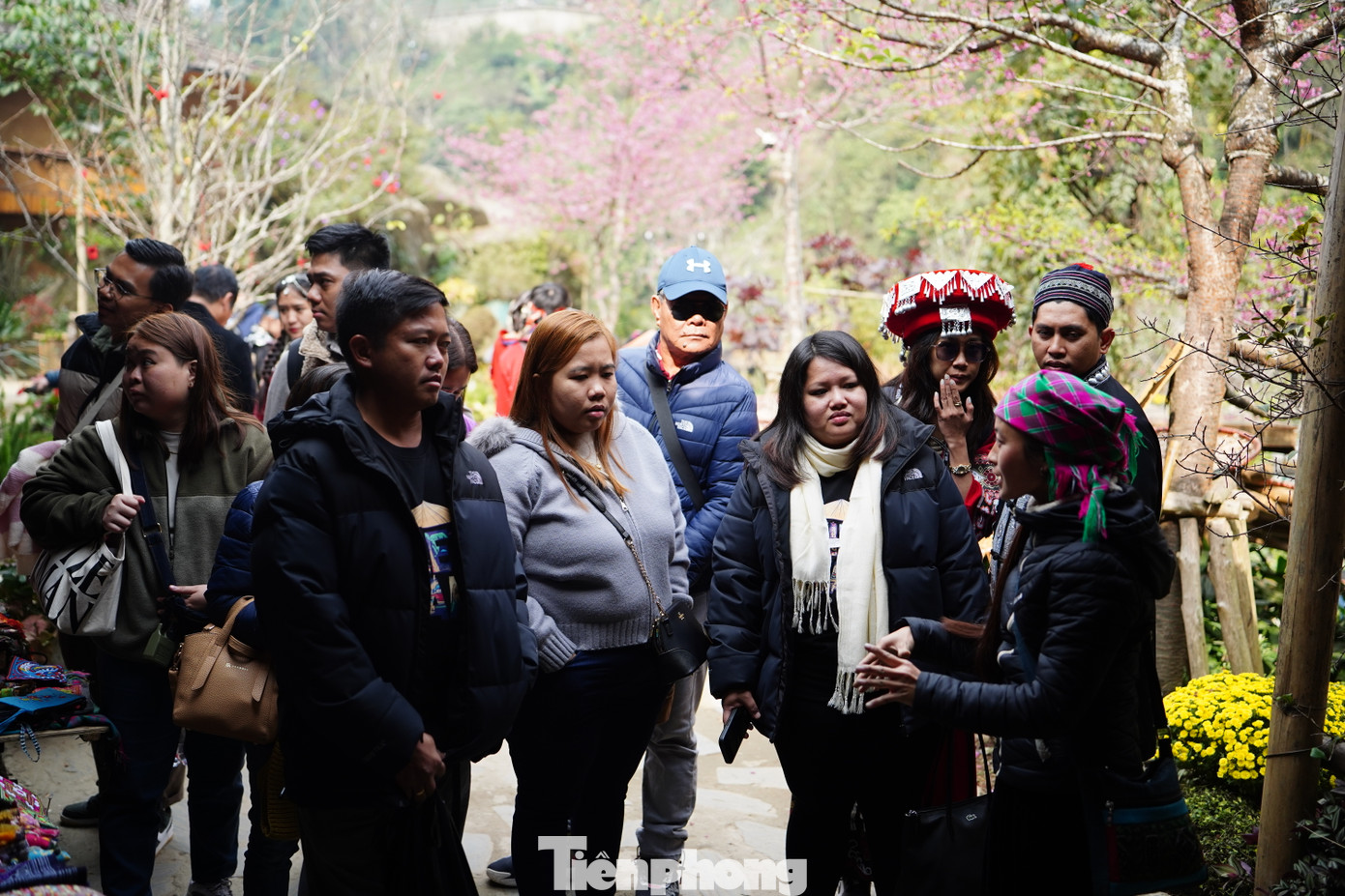 Du khách được hướng dẫn viên bản địa giới thiệu về lịch sử và những nét văn hóa độc đáo của vùng đất này.