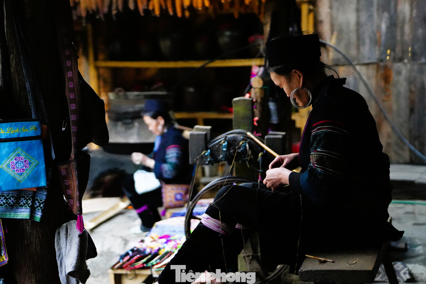 Người Mông ở Cát Cát nổi tiếng với sự khéo léo, đặc biệt trong việc dệt vải, vẽ sáp ong và nhuộm màu tự nhiên, tạo ra những sản phẩm thủ công tinh xảo. Họ cũng gìn giữ các làn điệu dân ca, nhạc cụ truyền thống như khèn Mông, sáo, đàn môi... mang đến nét văn hóa độc đáo không thể nhầm lẫn.