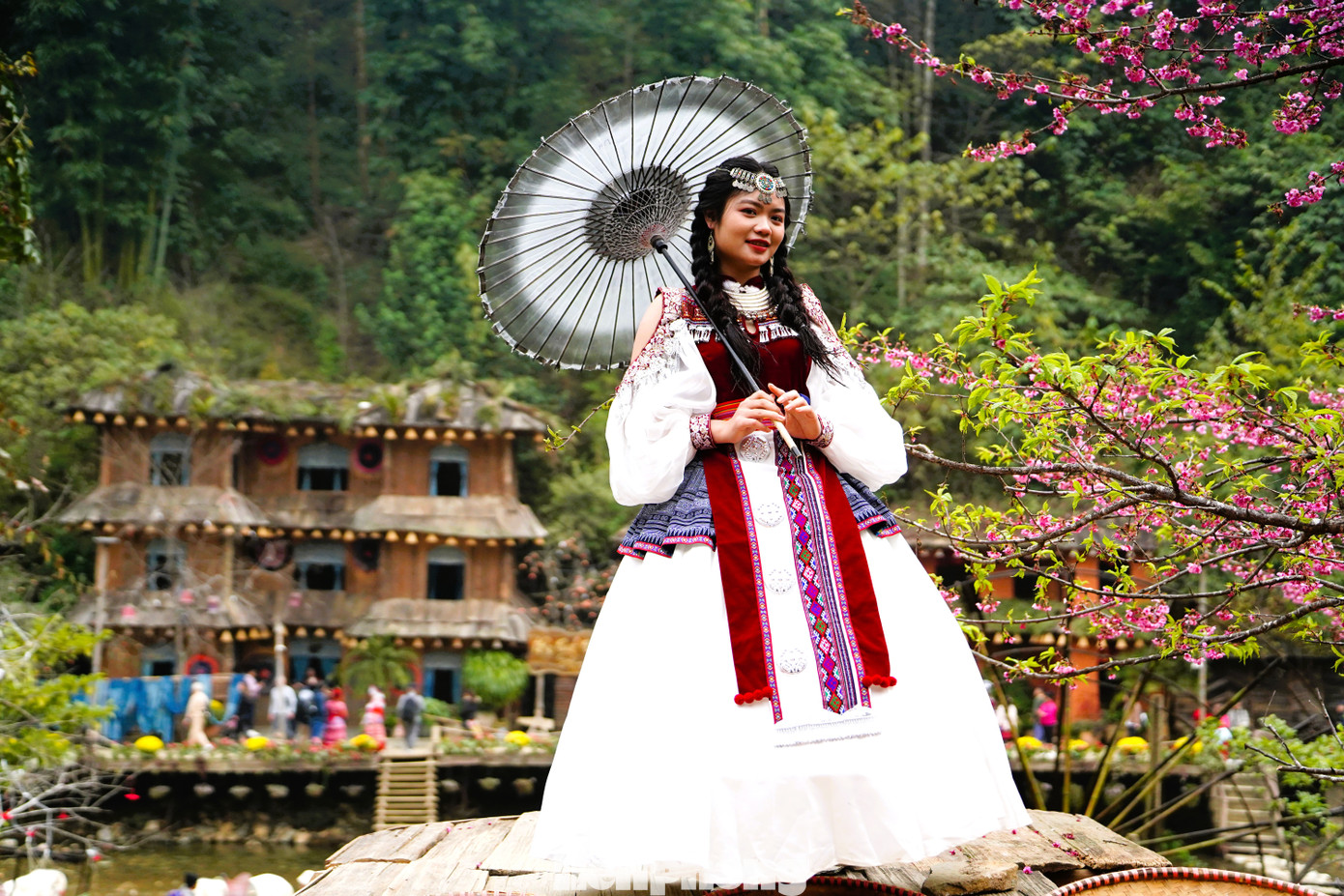 Du khách thường thuê trang phục truyền thống, tạo dáng chụp ảnh cùng vẻ đẹp thiên nhiên thơ mộng của nơi đây.