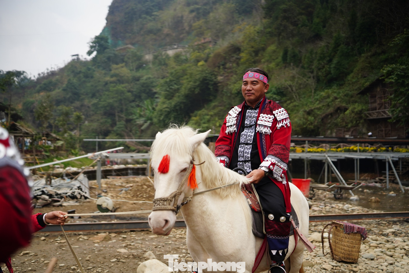 Ông Deviga Balakersnan, du khách Malaysia cho biết ấn tượng với thời tiết mát mẻ, phong tục khác biệt so với quê hương và sự nhiệt tình của người dân. Ông Balakersnan cũng thích thú khi tham quan những ngôi nhà của người dân, cùng với vẻ đẹp thanh bình của thác nước.