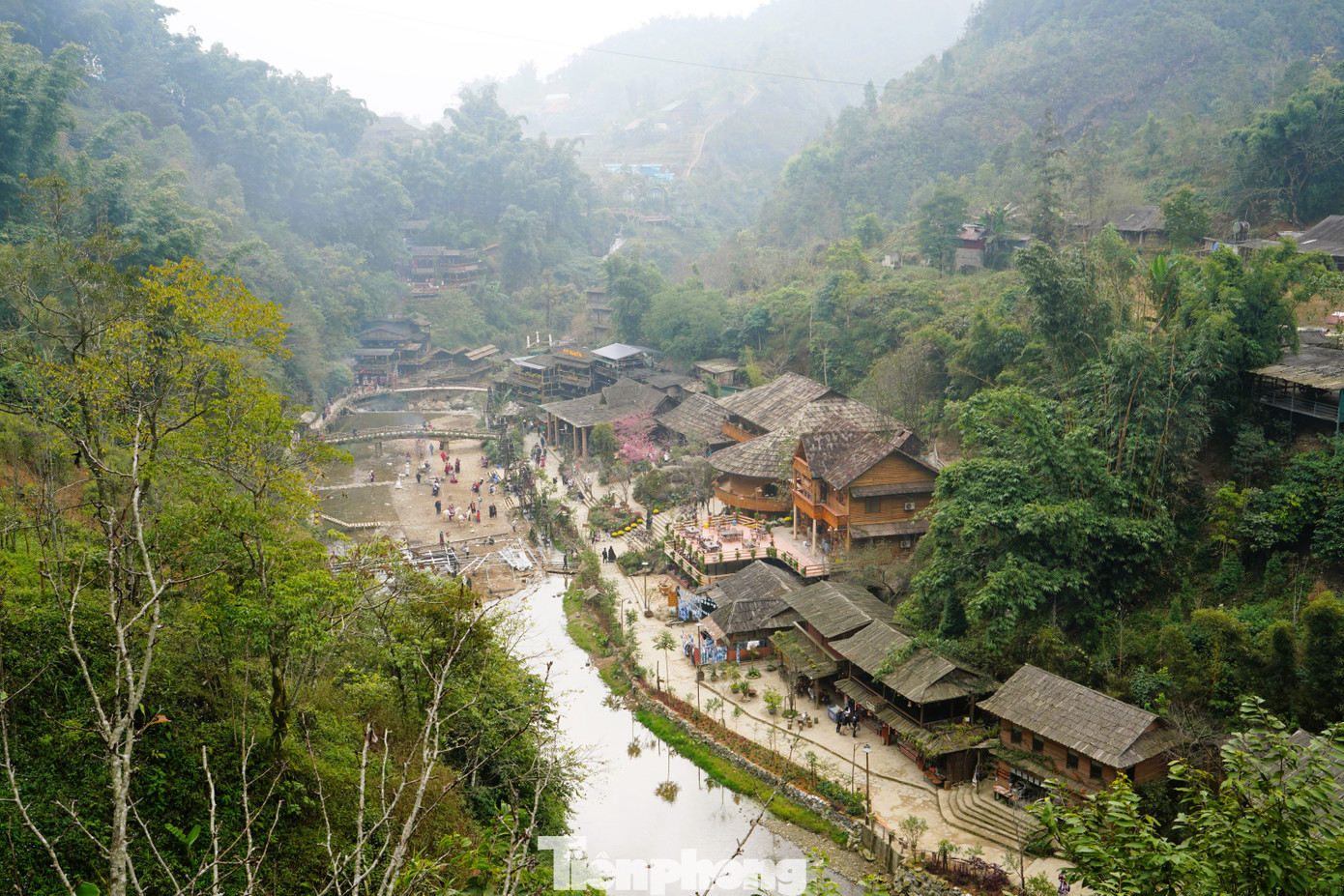 Thác Cát Cát (thác Tiên Sa) nằm ở bản Cát Cát, xã Hoàng Liên, thị xã Sa Pa, tỉnh Lào Cai. Bản Cát Cát nằm cách thị xã Sa Pa chừng 2 km, là nơi sinh sống của đồng bào Mông.