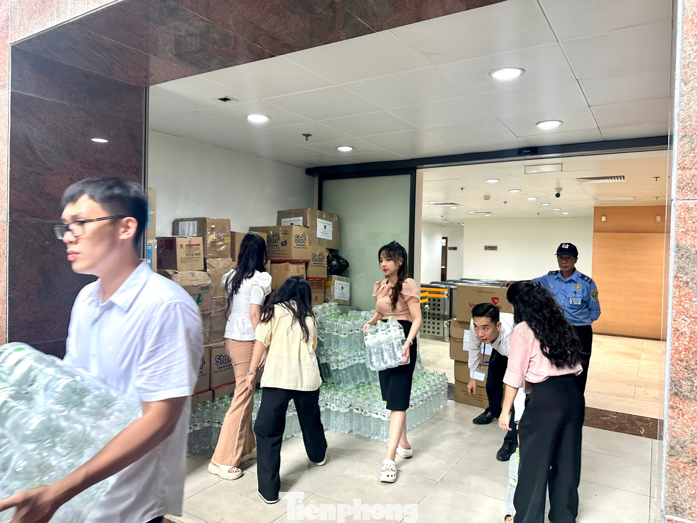 "Chứng kiến những cảnh tượng đau thương mà bà con vùng bão lũ đang phải trải qua, chúng tôi không kìm được nỗi xót xa. Hơn bao giờ hết, tôi và nhiều đoàn viên, thanh niên của Ngân hàng Trung ương sẵn sàng hỗ trợ đồng bào miền Bắc vượt qua khó khăn này. Với tinh thần tuổi trẻ Thanh niên Ngân hàng Trung ương, Đoàn Thanh niên không chỉ hỗ trợ về vật chất mà còn mong muốn trao gửi tình cảm, sự động viên để đồng bào miền Bắc thêm vững tin. Chúng tôi hi vọng rằng có thể cùng góp phần giúp người dân vùng bão, lũ vượt qua khó khăn và nhanh chóng ổn định cuộc sống", chị Vũ Lam Giang, đoàn viên Ngân hàng Trung ương chia sẻ.