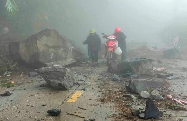 Sạt lở trên tỉnh lộ 158, đoạn qua xã A Lù, huyện Bát Xát, Lào Cai. Sạt lở trên tỉnh lộ 158, đoạn qua xã A Lù, huyện Bát Xát, Lào Cai.