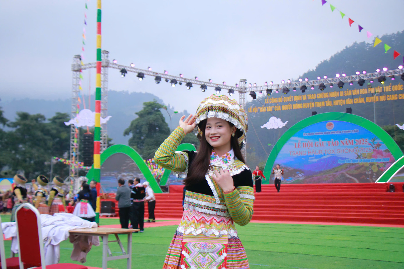 Em Hạ Thị Pàng rạng rỡ trong trang phục đồng bào Mông cho biết: "Lễ hội là dịp cho người trẻ chúng em thể hiện sự quan tâm, gìn giữ đến văn hóa truyền thống. Đây cũng là dịp giao lưu, gặp gỡ mọi người vào đầu năm mới".