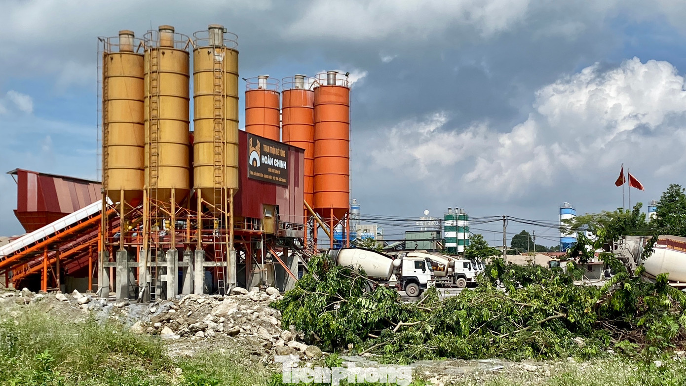 Chi Cục Thủy lợi Bắc Giang đã nhiều lần lập biên bản, yêu cầu xử lý những vi phạm về xây dựng, tập kết cát sỏi và di dời khỏi khu vực bãi sông Cầu nhưng không có kết quả.