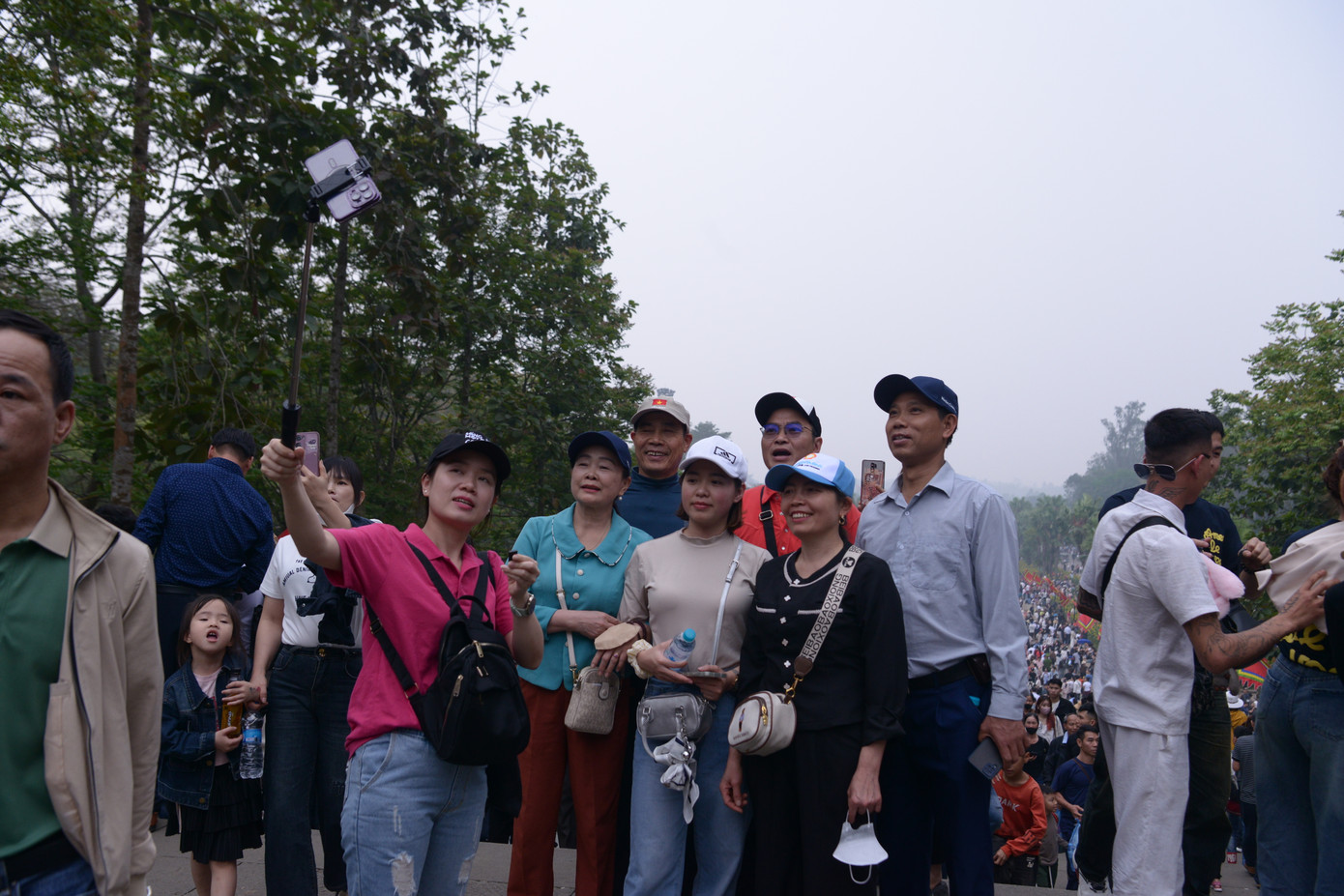 Các đoàn tranh thủ check - in, chụp ảnh kỷ niệm trên đường hành hương, dâng lễ các vua Hùng.