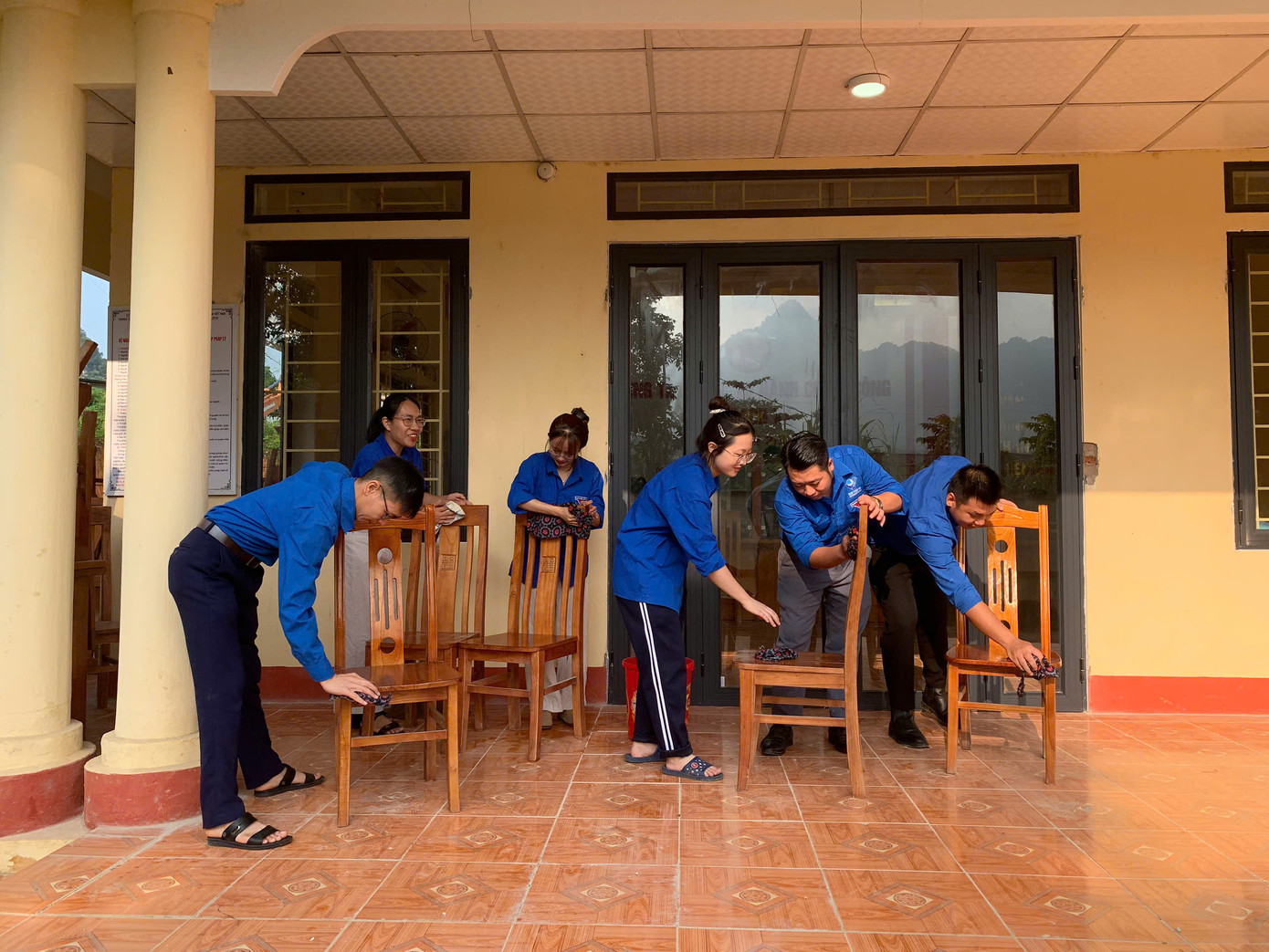 Không chỉ hỗ trợ người dân thực hiện thủ tục hành chính, đoàn viên, thanh niên còn tham gia chỉnh trang trụ sở, sắp xếp lại cơ sở vật chất, giúp chính quyền cơ sở sớm ổn định, hoạt động trong môi trường khang trang, sạch sẽ. Ảnh: TĐ