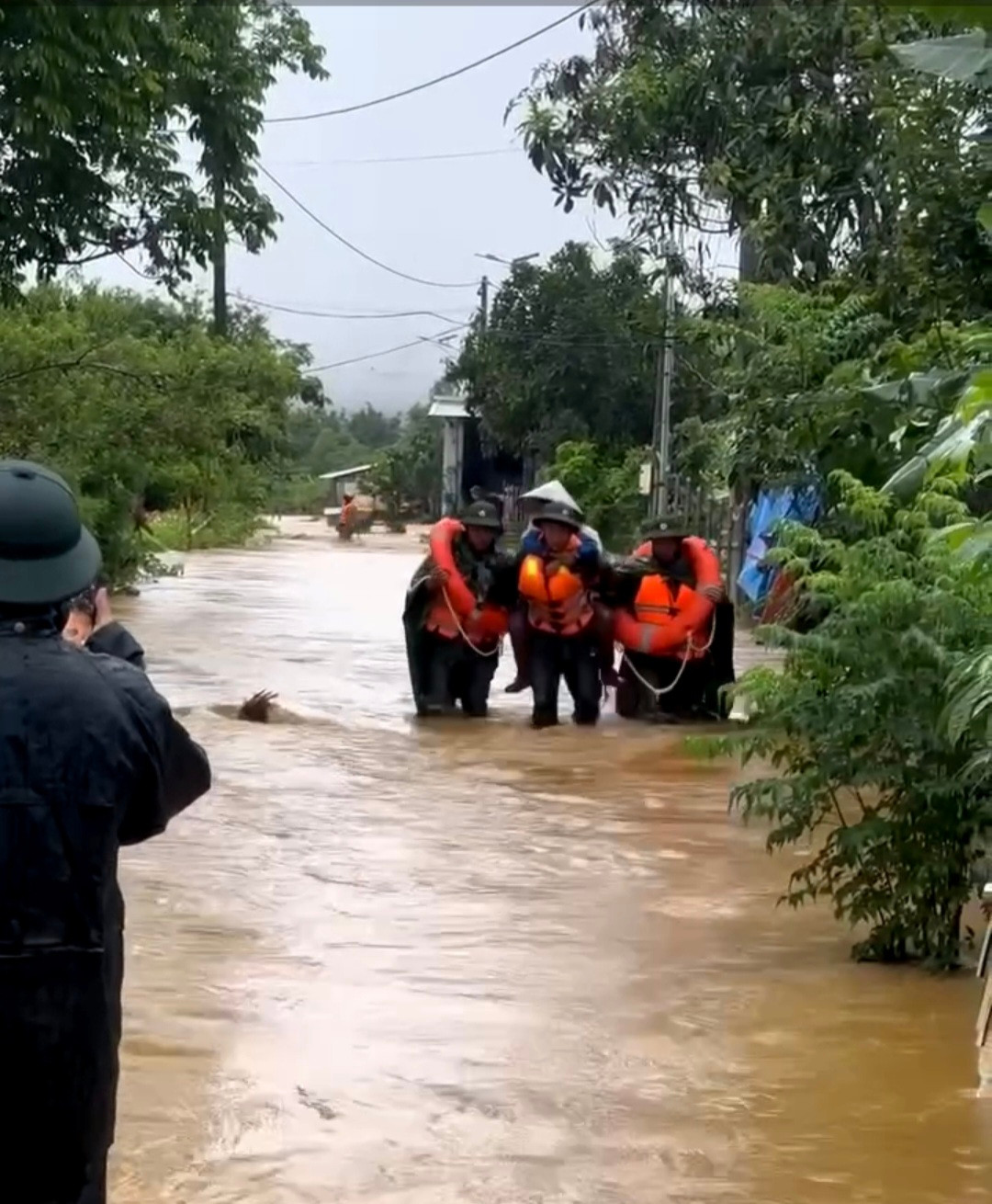 Tại xã Bản Giang (huyện Tam Đường) có hơn 70 ngôi nhà bị ngập, trong đó tập trung nhiều nhất ở bản Đoàn Kết với 40 hộ, Bản Giang có 20 hộ và một số bản khác. Đặc biệt, một số ngôi nhà ở bản Đoàn Kết đã ngập sâu đến ngang lưng. Ghi nhận tại bản Đoàn Kết - trung tâm xã Bản Giang, huyện Tam Đường (tỉnh Lai Châu), lực lượng Cảnh sát PCCC và CNCH, Cảnh sát Cơ động cùng chính quyền địa phương đã khẩn trương có mặt.
