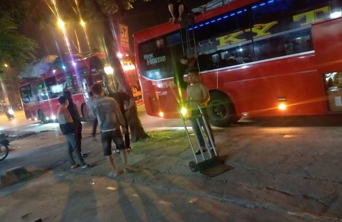 Có lúc, 2, 3 xe của nhà xe này tập trung đỗ tại cửa văn phòng ở số 55 Ngọc Hồi đến gần tiếng để sắp xếp hàng hóa, đón trả khách. Có lúc, 2, 3 xe của nhà xe này tập trung đỗ tại cửa văn phòng ở số 55 Ngọc Hồi đến gần tiếng để sắp xếp hàng hóa, đón trả khách.