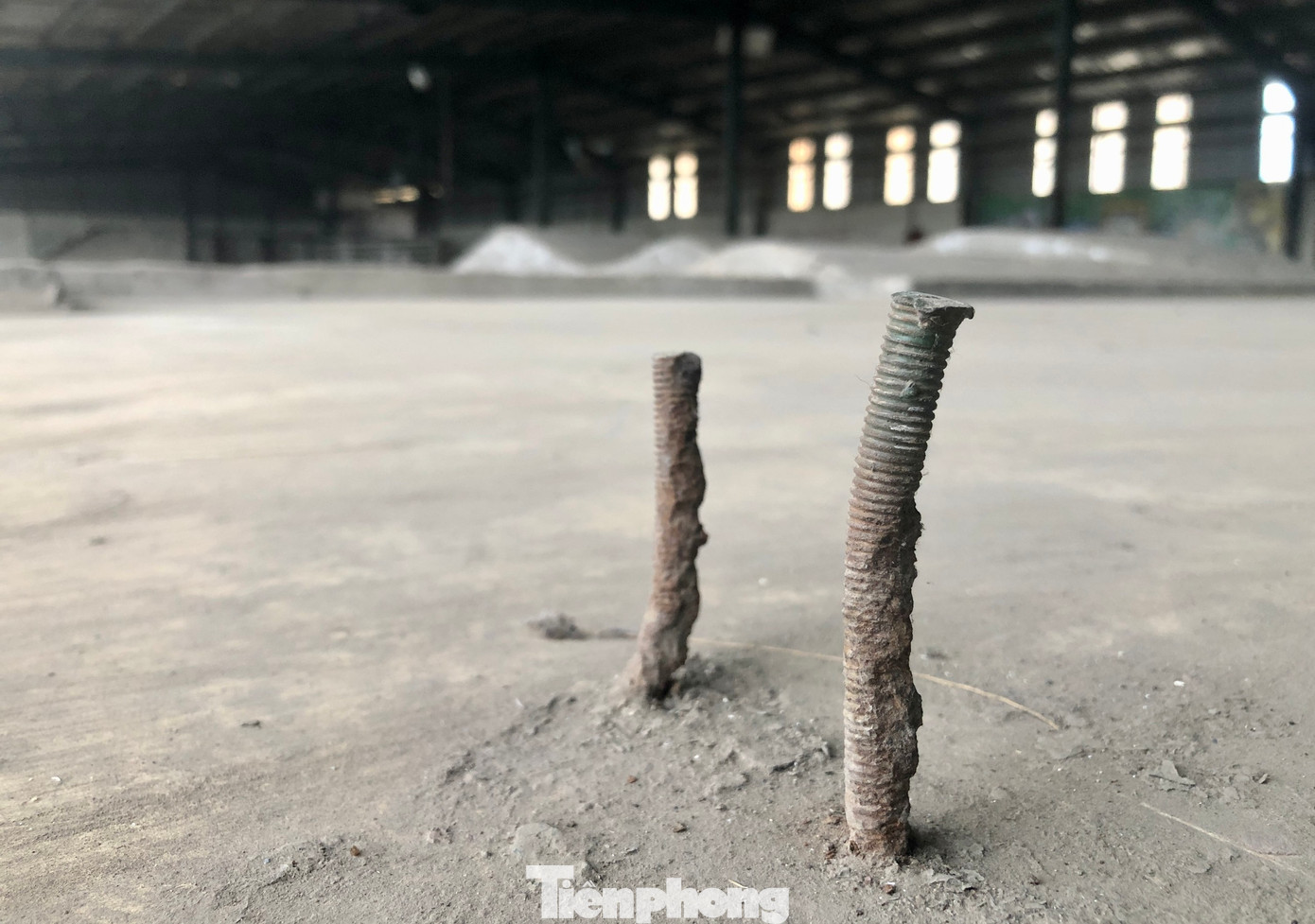 Một số vị trí trên nền nhà xuất hiện những thanh kim loại nhô cao gây nguy hiểm nếu không may va chạm phải.