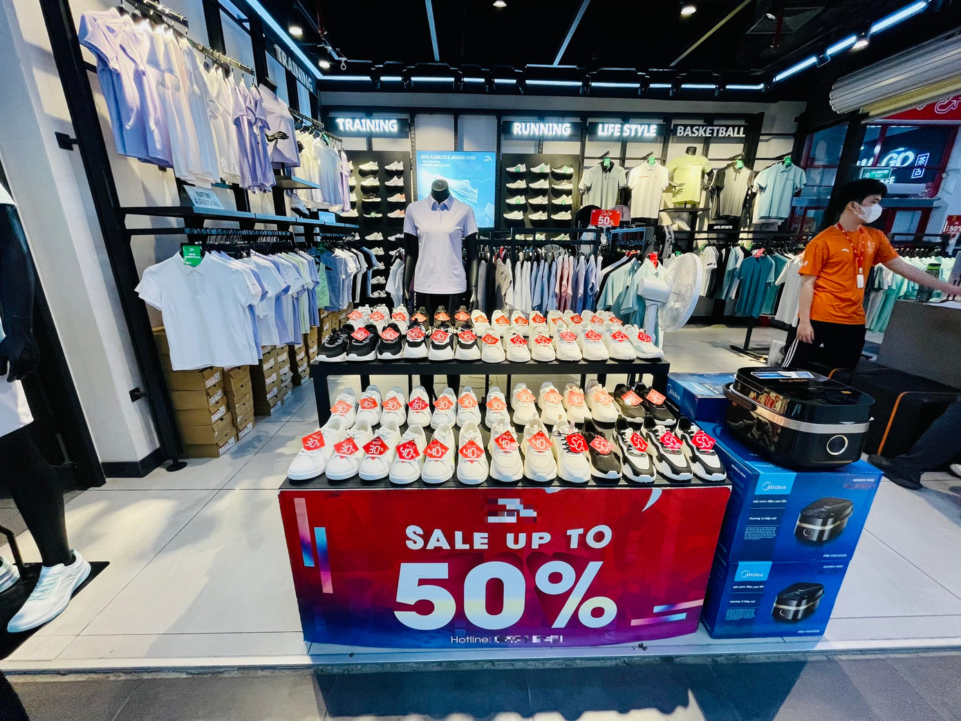 Tại TTTM BigC Thăng Long (quận Cầu Giấy, Hà Nội), khu siêu thị ở tầng 2 đang có chương trình khuyến mãi, thu hút nhiều người đến mua sắm những nhu yếu phẩm thiết yếu. Ngược lại, những gian hàng thời trang, đồng hồ, trang sức... lại vắng vẻ. Một cửa hàng đang giảm giá lên đến 50% nhưng vẫn vắng khách.