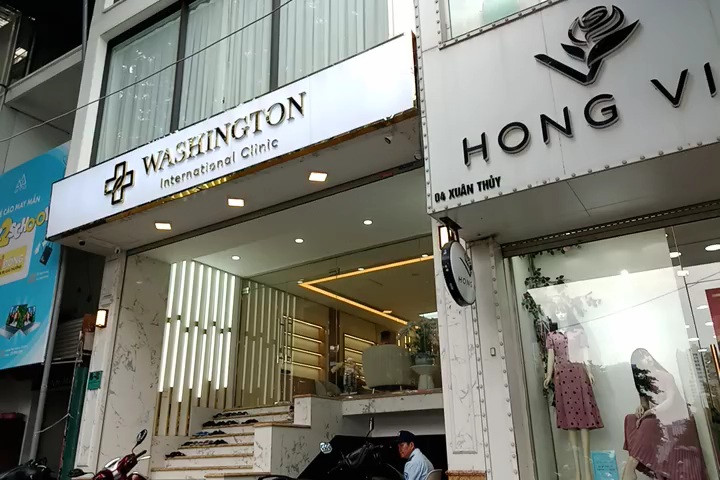 Viện thẩm mỹ Washington để biển quảng cáo là phòng khám.