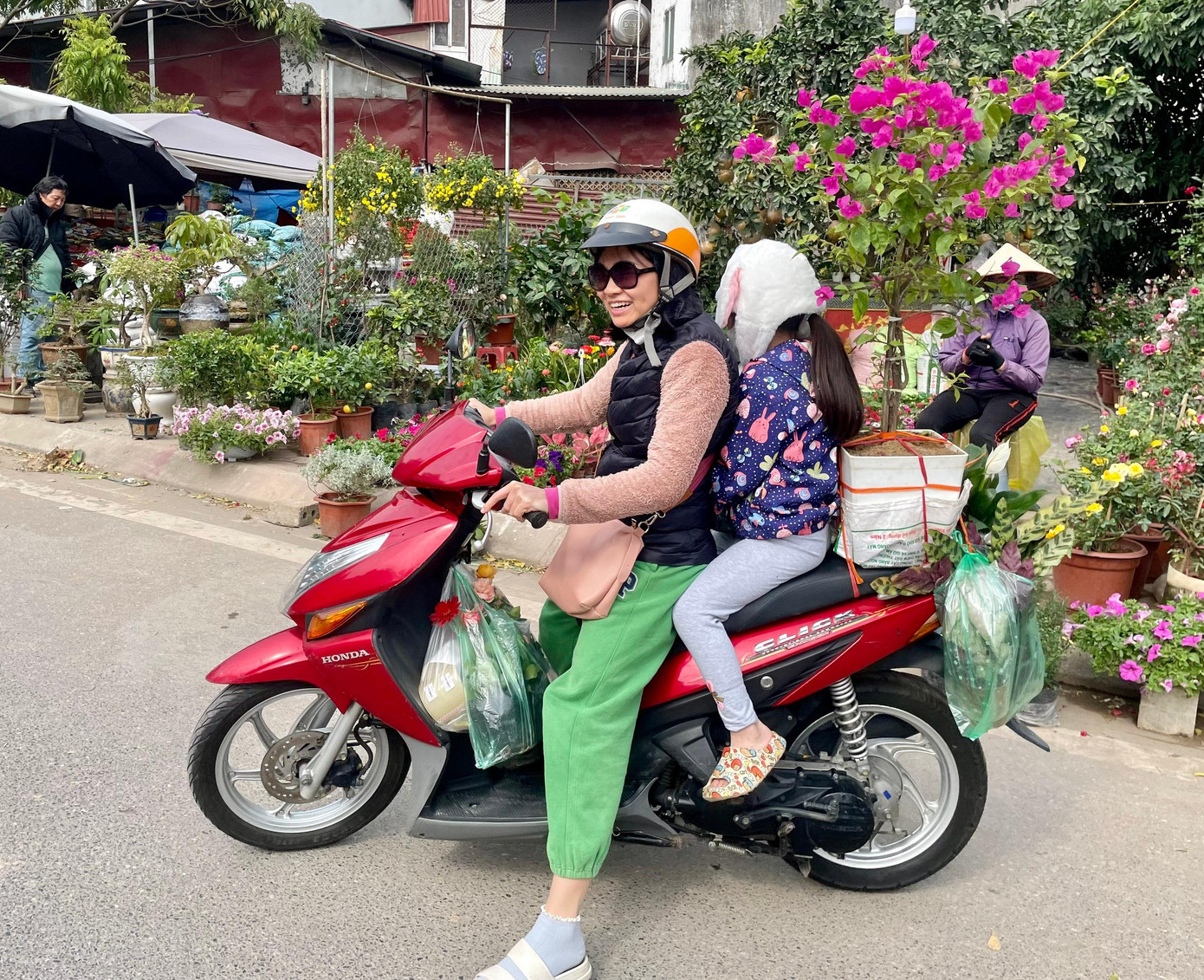 Chỉ cần tới phố Hoàng Hoa Thám đã cảm nhận được "hơi thở" của Tết bởi rực rỡ hoa màu và nhộn nhịp "người mua kẻ bán".