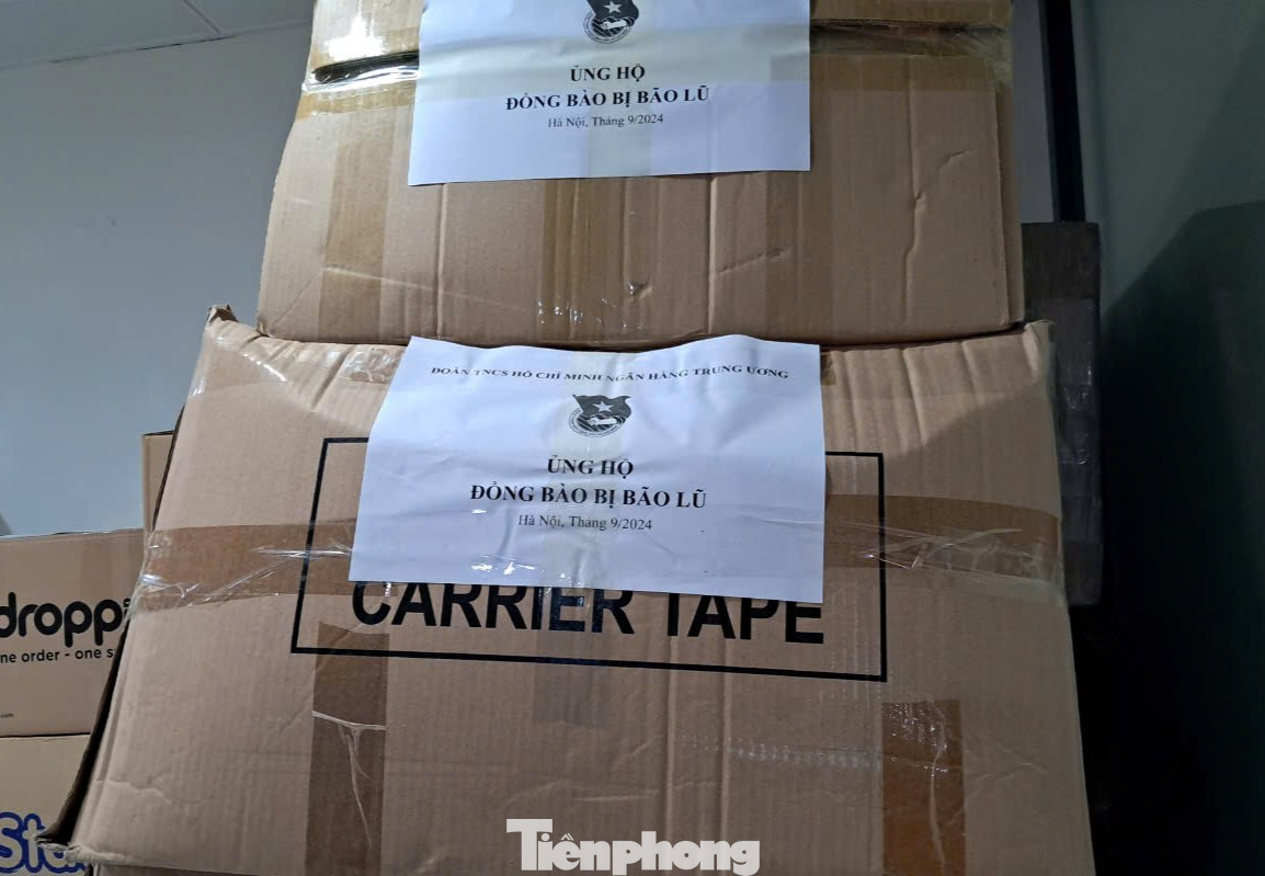 Các mặt hàng gửi cho chuyến xe chiều nay gồm các mặt hàng thiết yếu như nước, thuốc, ủng, hộp pate, băng vệ sinh, bỉm... và nhiều hàng hóa khác.