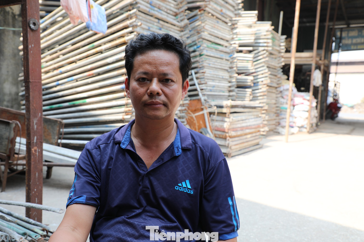 Để phòng xa, gia đình anh Vũ Anh Kiên (47 tuổi) chỉ thu mua giàn giáo và phế liệu xây dựng bằng sắt, thép; không mua các phế liệu dễ cháy. Anh Kiên cho rằng: “Nếu người ta biết cách làm, thu mua và xử lý đúng kỹ thuật sẽ đảm bảo an toàn. Ví dụ, đối với những bình kín, hay thùng phi bên trong còn dầu, không ép hay đưa đèn khò vào để cắt ngay mà phải dùng dao hoặc vật sắc nhọn cắt khoanh 1 vòng đầu bên kia để đảm bảo thùng được thông thoáng. Như vậy sẽ đảm bảo hơn”.