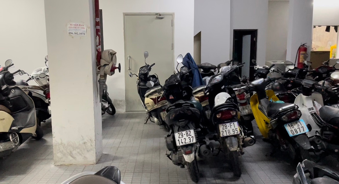 Trong ảnh là cửa thang bộ duy nhất của tòa nhà Bình An, số 98/25 ngách 49, ngõ 3 đường Nguyễn Văn Huyên kéo dài (phường Quan Hoa, quận Cầu Giấy, Hà Nội) bị một chiếc xe máy chặn lại. Trong ảnh là cửa thang bộ duy nhất của tòa nhà Bình An, số 98/25 ngách 49, ngõ 3 đường Nguyễn Văn Huyên kéo dài (phường Quan Hoa, quận Cầu Giấy, Hà Nội) bị một chiếc xe máy chặn lại.