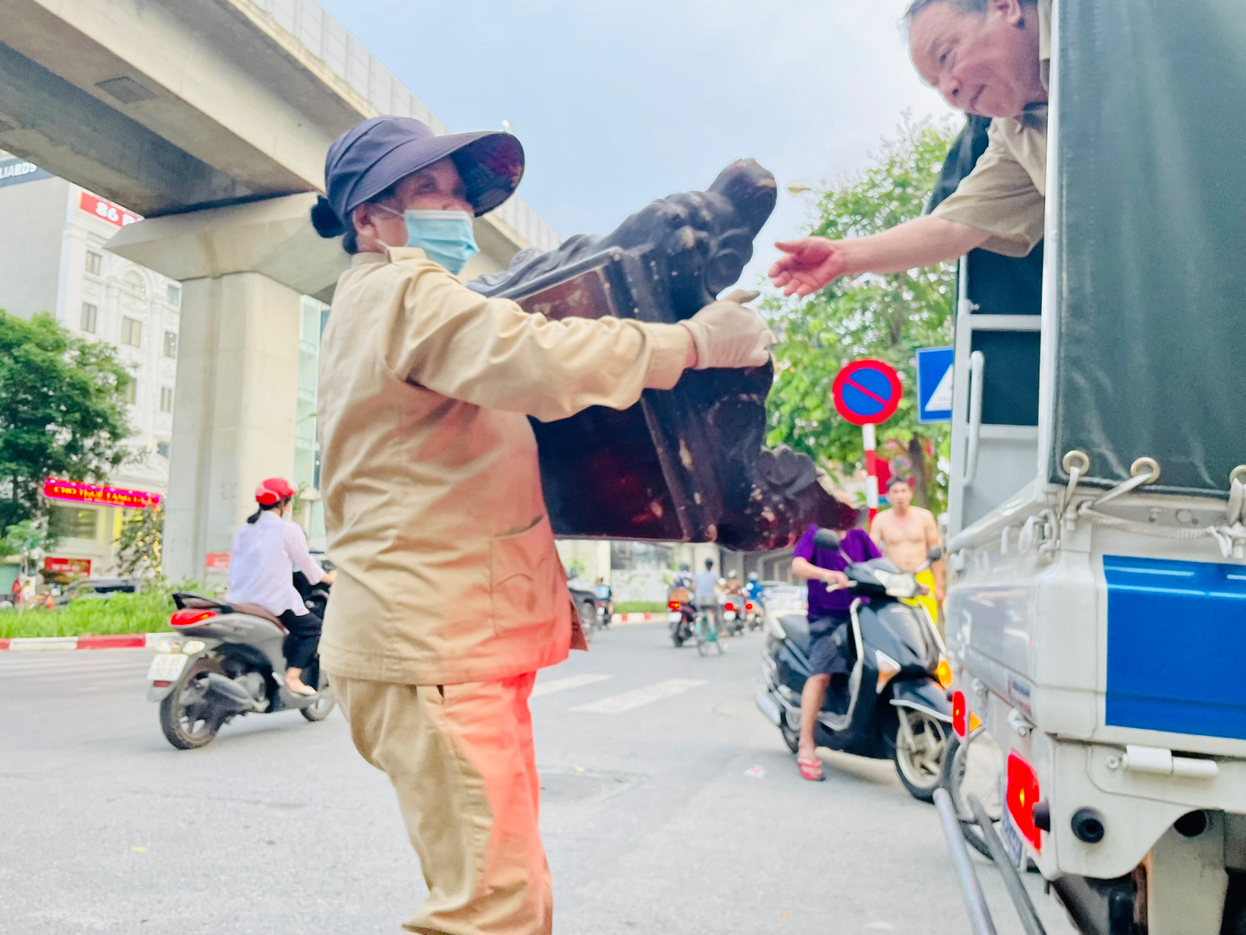 Trường hợp ở phố Hoàng Cầu (quận Đống Đa, Hà Nội) vi phạm về lấn chiếm vỉa hè bị lực lượng chức năng thu bàn gỗ.