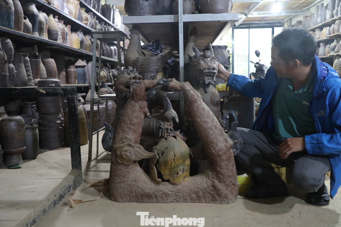 Năm nay, nghệ nhân Nguyễn Hồng Quang, 43 tuổi, đang trưng bày tại xưởng 3 sản phẩm tạo hình rồng mang tên "Đứa con của rồng", "Trứng rồng" và "Long mã". Các tác phẩm này được lấy cảm hứng từ rồng thời cổ xưa, chế tác theo phong cách đương đại.