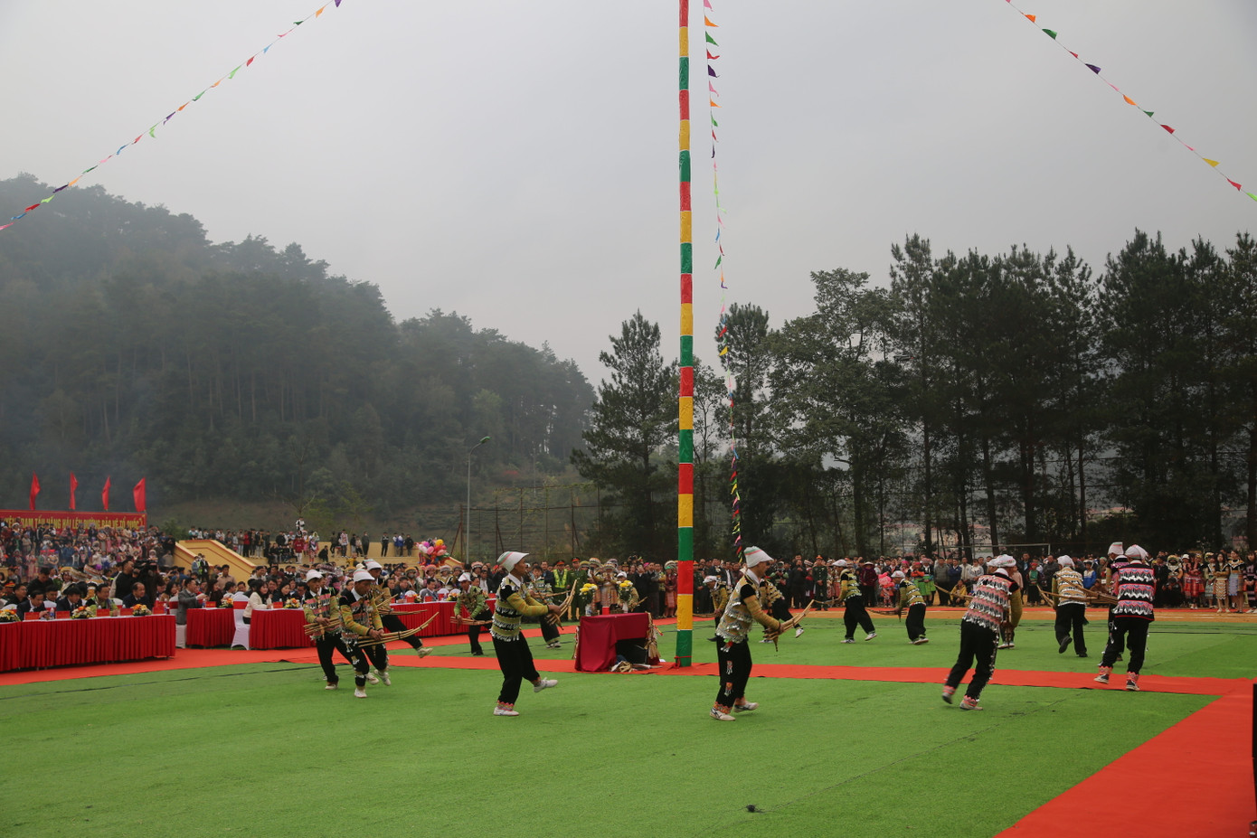“Gầu Tào” tiếng đồng bào Mông nghĩa là “chơi ngoài trời”. Lễ hội được tổ chức với nhiều hoạt động đậm đà bản sắc văn hóa truyền thống. Trong ảnh là đội múa khèn người Mông biểu diễn tại lễ hội.