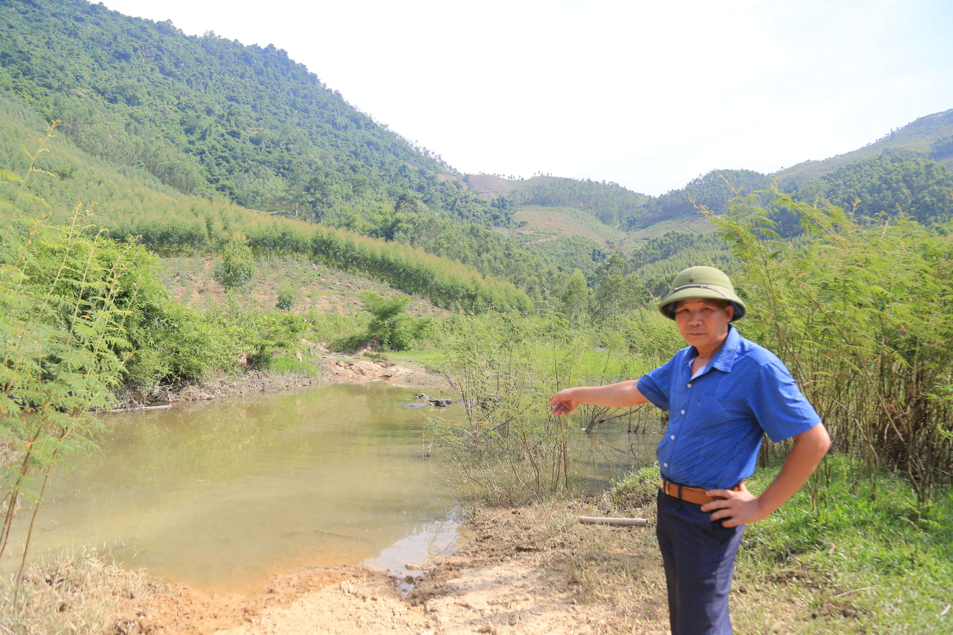 Tuy nhiên, kể từ khi công trình đập thủy lợi Đồng Trại đi vào khai thác (khoảng năm 2022), dòng nước bị chắn giữ khiến mực nước dâng cao, làm ngập con đường này. Theo ông Hạnh, có hai hộ dân từng phản đối việc lấp đường vì chưa được đền bù thỏa đáng. Từ đó đến nay, đoạn đường vẫn để nguyên trạng, ngập sâu mỗi mùa nước lên.