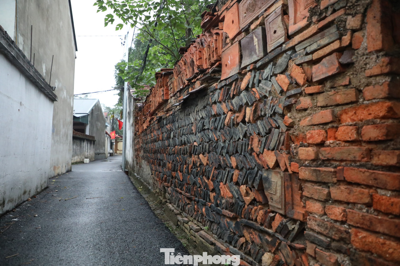 Nghề gốm ở Hương Canh hình thành hơn 300 năm trước, nổi tiếng với các sản phẩm chum, vại, ấm, chén,... Khắp làng Hương Canh, lớp lớp nghệ nhân đã khéo léo trang trí những bức tường bằng các sản phẩm gốm của làng để quảng bá, giữ "hồn" cho nghề của làng.