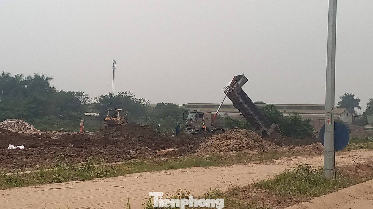 Bà Tạ Thị Yên, 79 tuổi, người dân thị trấn Trâu Quỳ cho biết, Những ngày thời tiết ẩm, nồm trời khiến bà và những người dân xung quanh cảm thấy ngột ngạt, khó thở. Bà mong các cơ quan chức năng vào kiểm tra, xử lý các vi phạm.