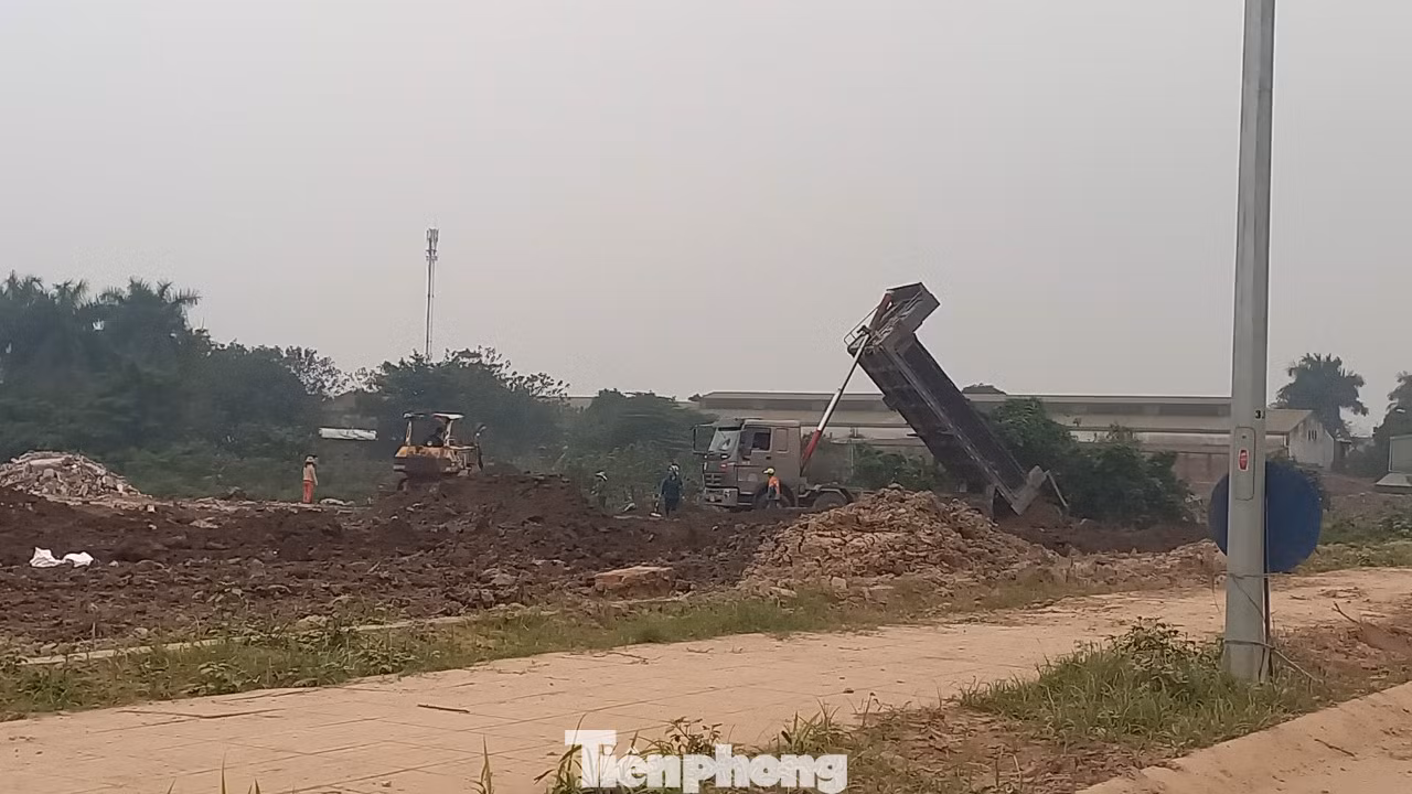Bà Tạ Thị Yên, 79 tuổi, người dân thị trấn Trâu Quỳ cho biết, Những ngày thời tiết ẩm, nồm trời khiến bà và những người dân xung quanh cảm thấy ngột ngạt, khó thở. Bà mong các cơ quan chức năng vào kiểm tra, xử lý các vi phạm.