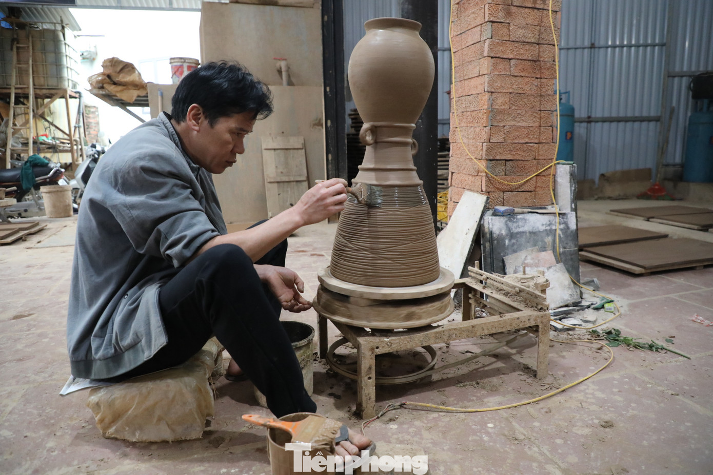 Hầu hết các sản phẩm đều nhào nặn trên bàn xoay thủ công...