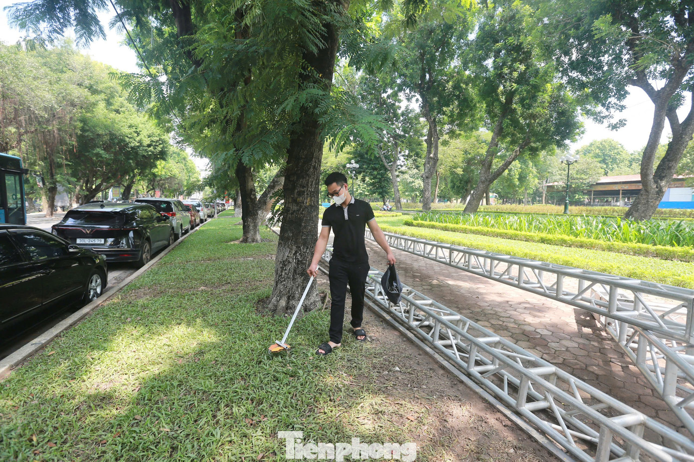 Sau khi nhận được phản ánh, Sở Du lịch Hà Nội đã cử người tới hiện trường, sử dụng máy hút sắt để thu gom.