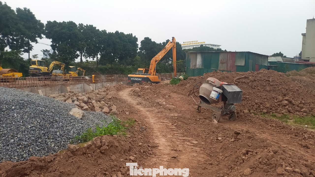 Bà Tạ Thị Yên, 79 tuổi, người dân thị trấn Trâu Quỳ cho biết, Những ngày thời tiết ẩm, nồm trời khiến bà và những người dân xung quanh cảm thấy ngột ngạt, khó thở. Bà mong các cơ quan chức năng vào kiểm tra, xử lý các vi phạm.