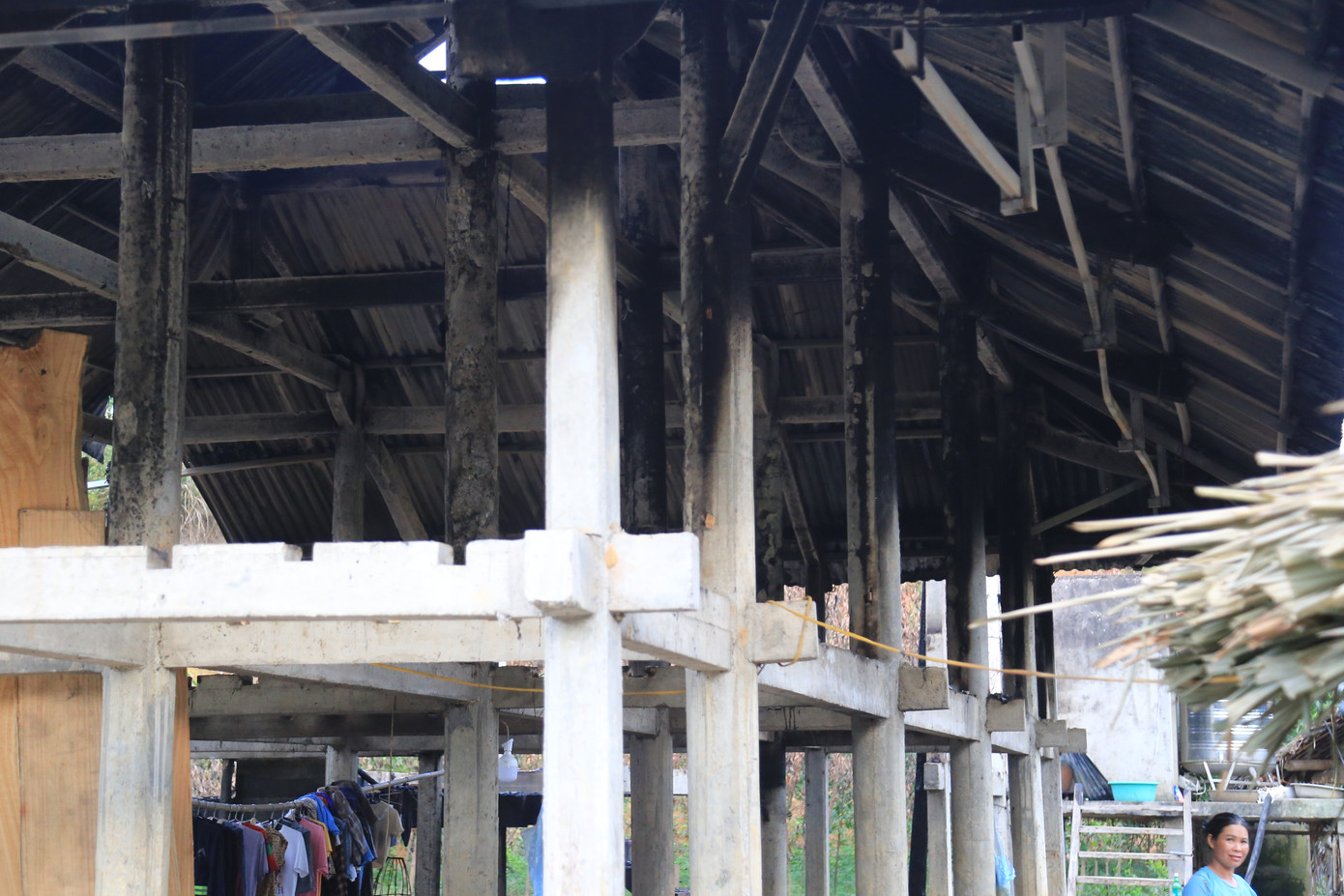 Thí sinh Tướng Thị Đang trước căn nhà bị thiêu rụi. Thí sinh Tướng Thị Đang trước căn nhà bị thiêu rụi.