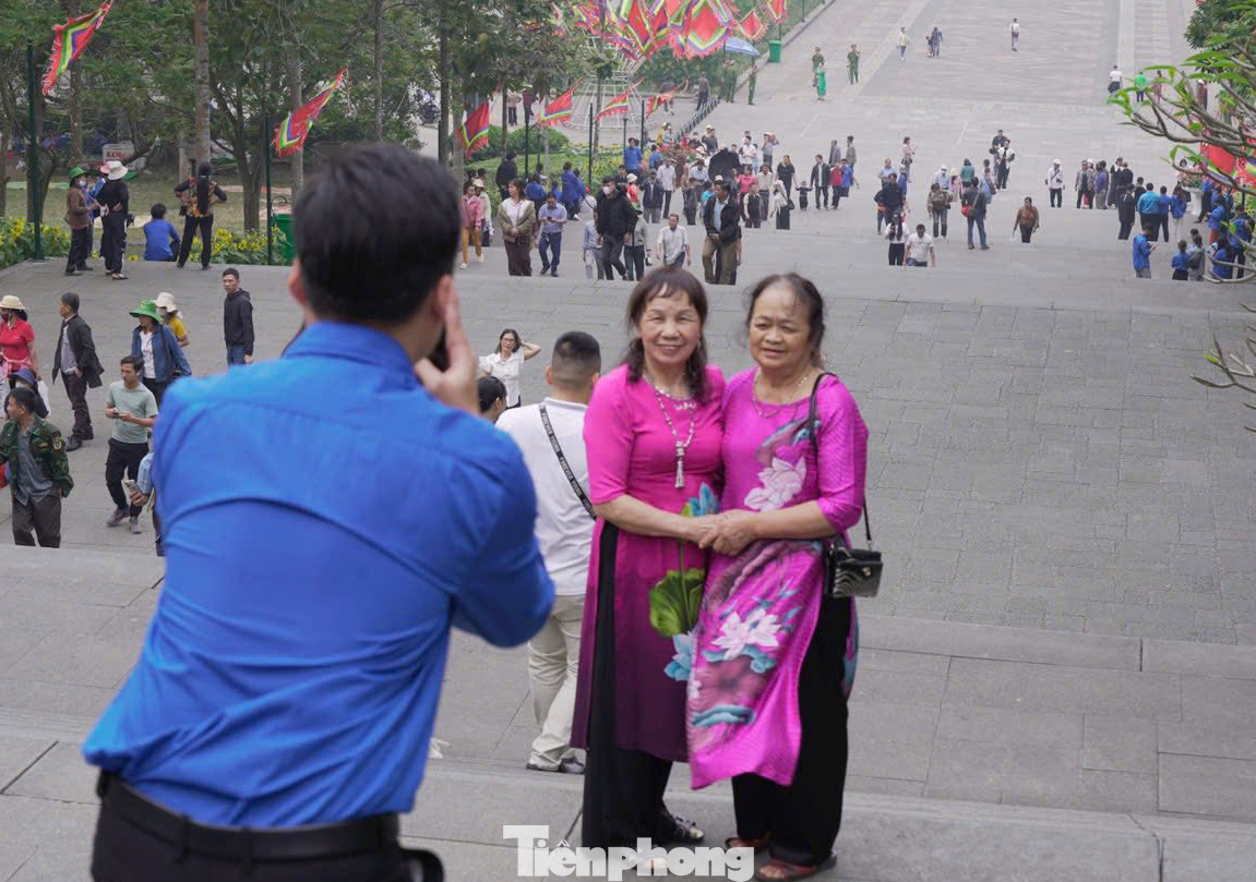 Đoàn viên, thanh niên hỗ trợ người dân chụp ảnh tại đường lên đền Hạ.