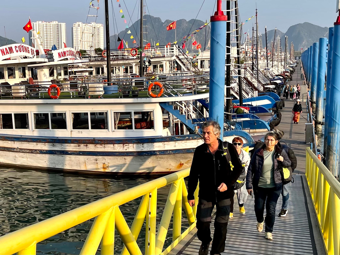 Đoàn khách du lịch Quốc tế thăm Vịnh Hạ Long Đoàn khách du lịch Quốc tế thăm Vịnh Hạ Long