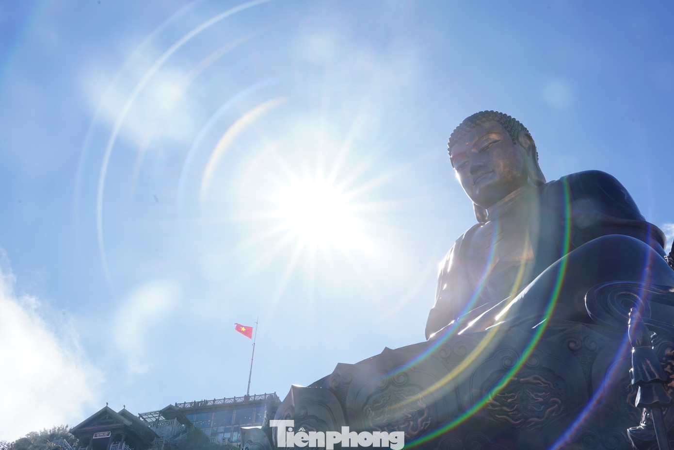 Fansipan là ngọn núi cao nhất Việt Nam được mệnh danh là “nóc nhà Đông Dương” . Với độ cao 3.143 m so với mực nước biển. Vào dịp đầu năm, du khách lên đỉnh Fansipan chiêm ngưỡng, thỉnh hương tại địa điểm tâm linh trên đỉnh thiêng của Tổ quốc.