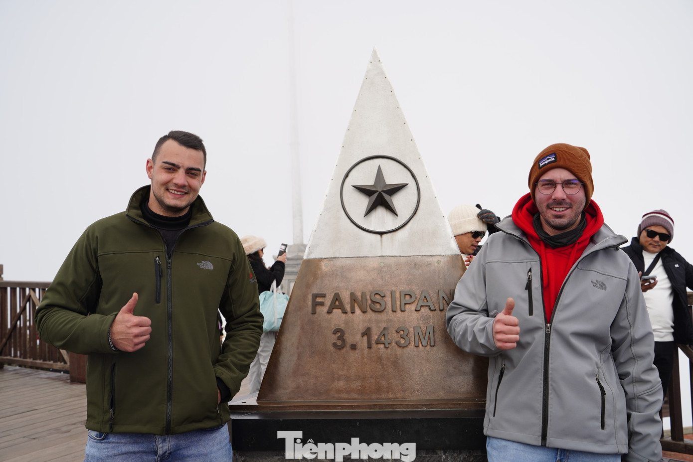Du khách nước ngoài "check-in" trên đỉnh Fansipan.