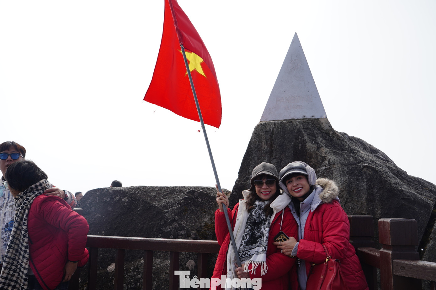 Siêu mẫu Thúy Hằng cùng bạn bè, người thân tham quan tại đỉnh Fansipan. Thúy Hằng chia sẻ: "Dịp đầu năm mới, tôi cùng người thân tranh thủ lên đây tham quan, ngắm cảnh. Dù đã đến đây nhiều lần, nhưng không khí và cảnh sắc tuyệt đẹp vẫn khiến tôi muốn quay lại mãi".