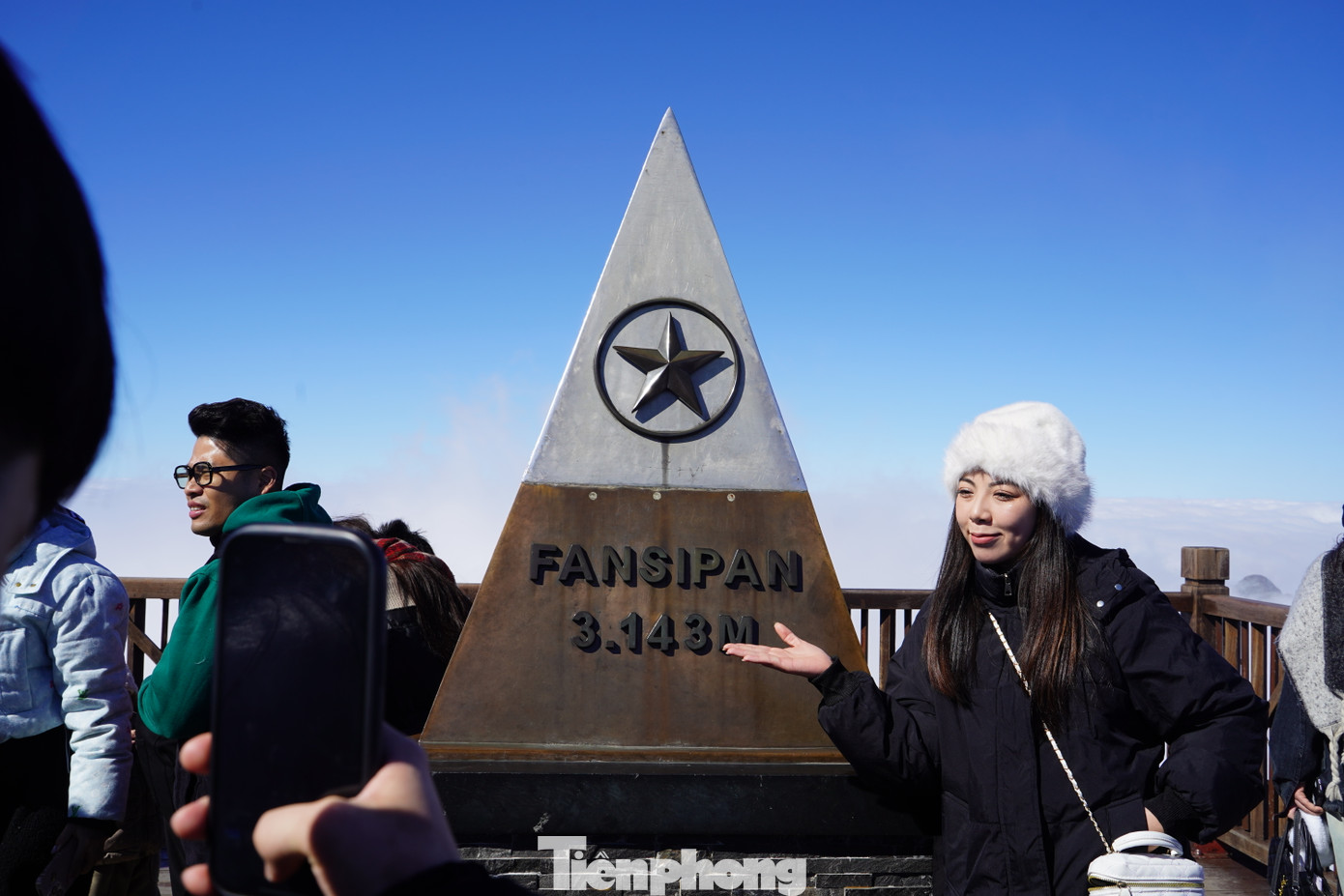 Nhiều bạn trẻ thích thú "check-in" với cột mốc đỉnh Fansipan.