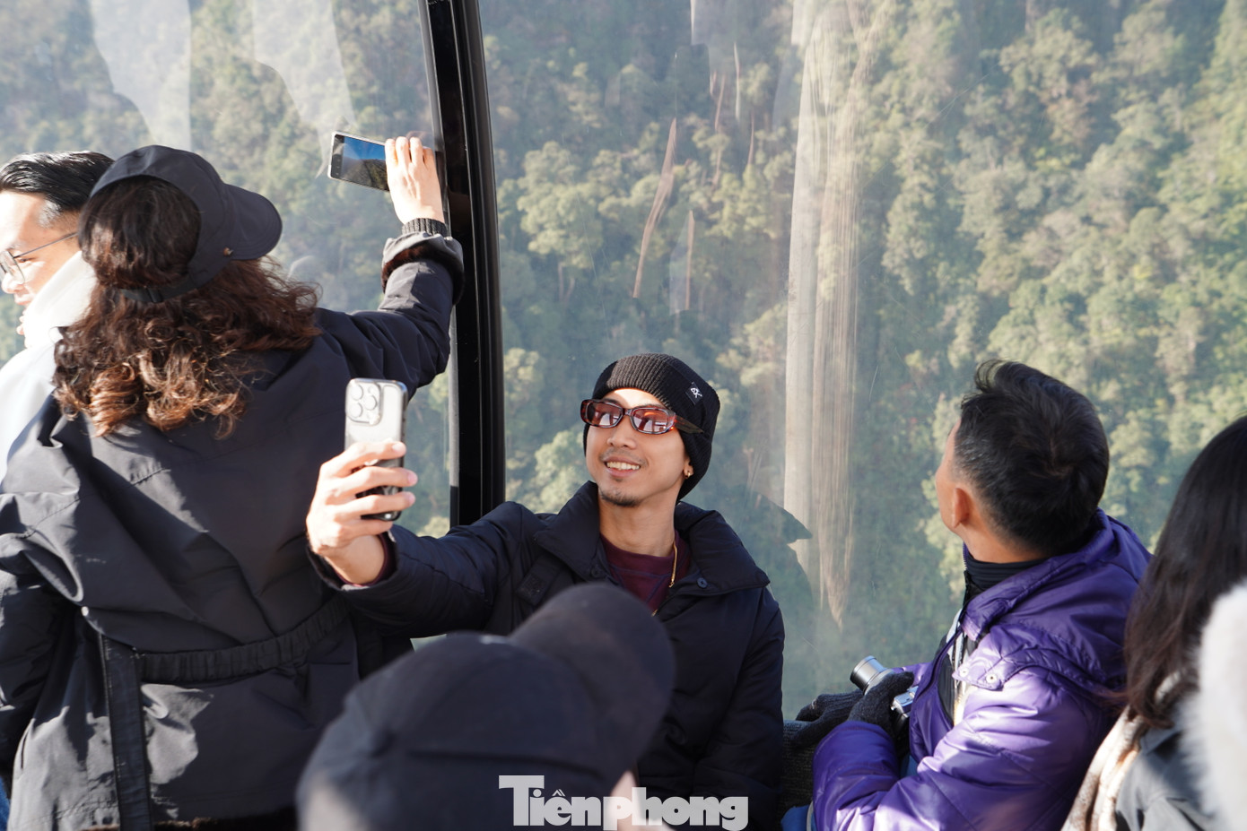 Những ngày này, rất đông du khách đến tham quan, khám phá đỉnh Fansipan (huyện Tam Đường, tỉnh Lai Châu và thị xã Sa Pa, tỉnh Lào Cai). Trên cáp treo, du khách được chiêm ngưỡng cảnh núi non hùng vĩ.