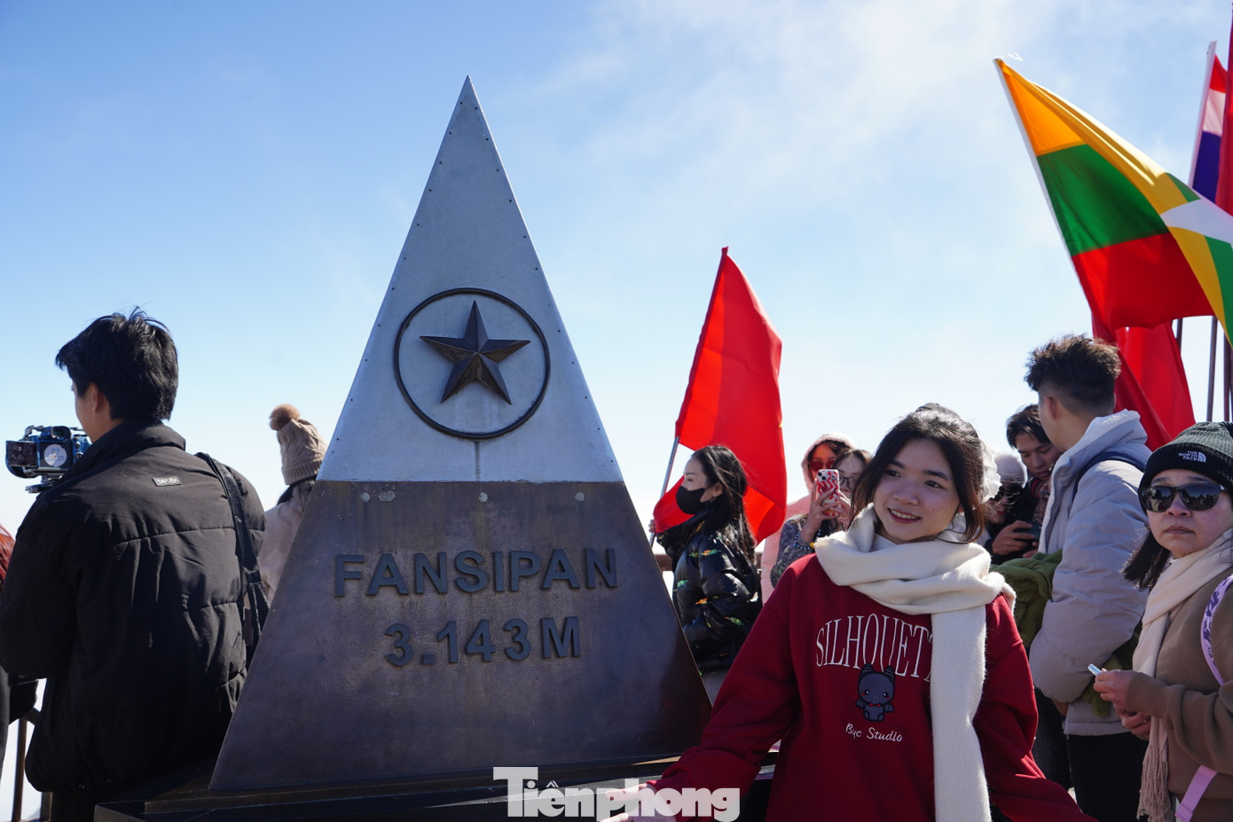 Nhiều bạn trẻ thích thú "check-in" với cột mốc đỉnh Fansipan.