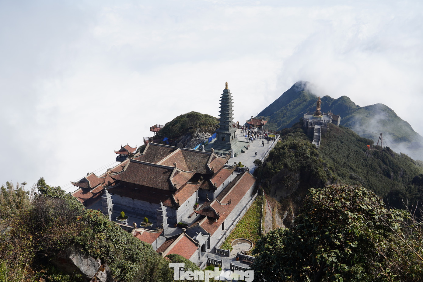 Đỉnh Fansipan còn là điểm đến linh thiêng với nhiều khu chùa để du khách đến vãn cảnh, cầu an.