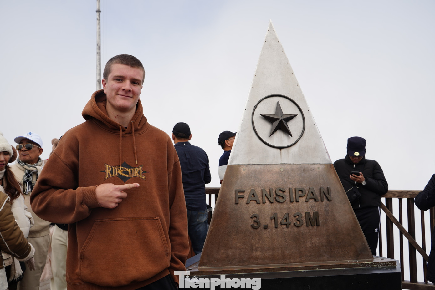 Du khách nước ngoài "check-in" trên đỉnh Fansipan.