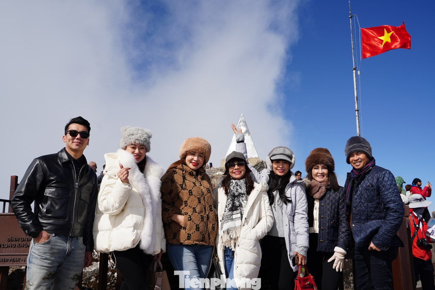 Siêu mẫu Thúy Hằng cùng bạn bè, người thân tham quan tại đỉnh Fansipan. Thúy Hằng chia sẻ: "Dịp đầu năm mới, tôi cùng người thân tranh thủ lên đây tham quan, ngắm cảnh. Dù đã đến đây nhiều lần, nhưng không khí và cảnh sắc tuyệt đẹp vẫn khiến tôi muốn quay lại mãi".