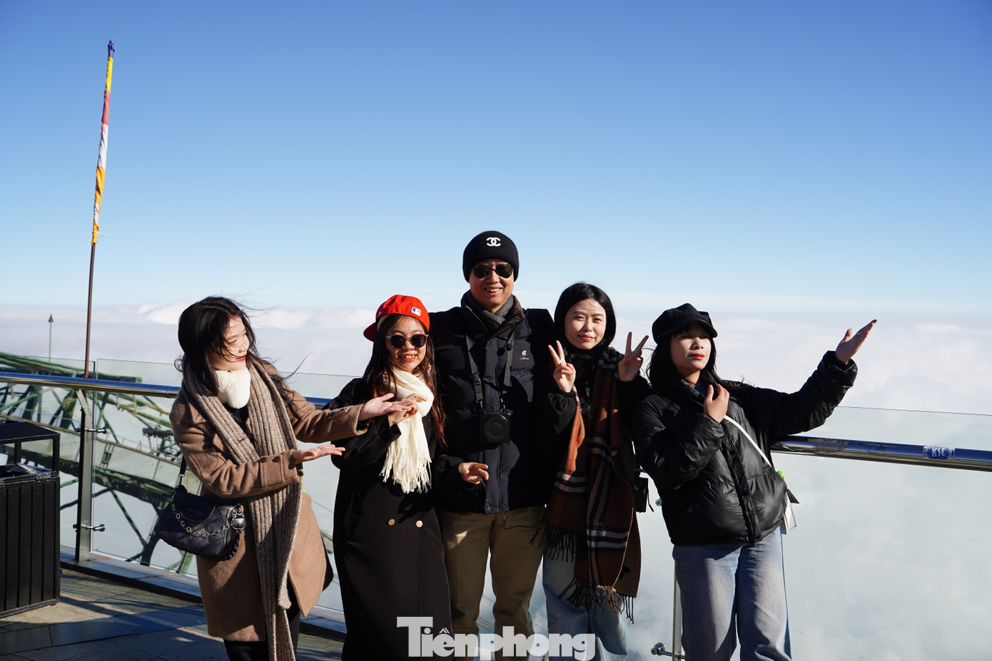 Những ngày này, đỉnh Fansipan trời quang mây, có nắng khiến du khách thích thú.