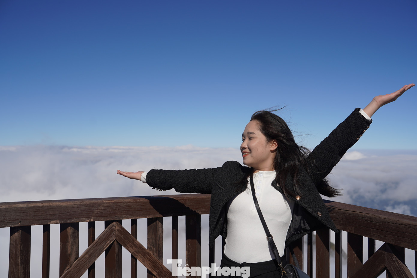 Nhiều du khách thích thú đến chiêm ngưỡng biển mây trên đỉnh Fansipan.