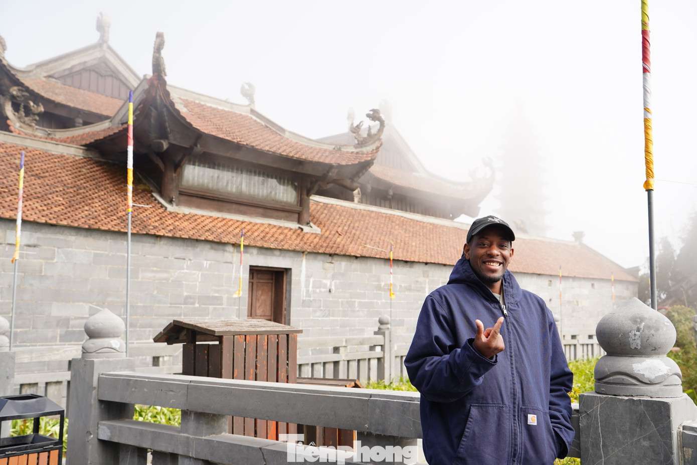 Cris - du khách Mỹ - cho biết, anh cảm thấy may mắn vì đã chọn Fansipan làm điểm du lịch. Mọi thứ rất đẹp. Ở đây núi non hùng vỹ, rất khác nước Mỹ. Thiên nhiên hơn, nhiều cây xanh hơn và không khí trong lành.