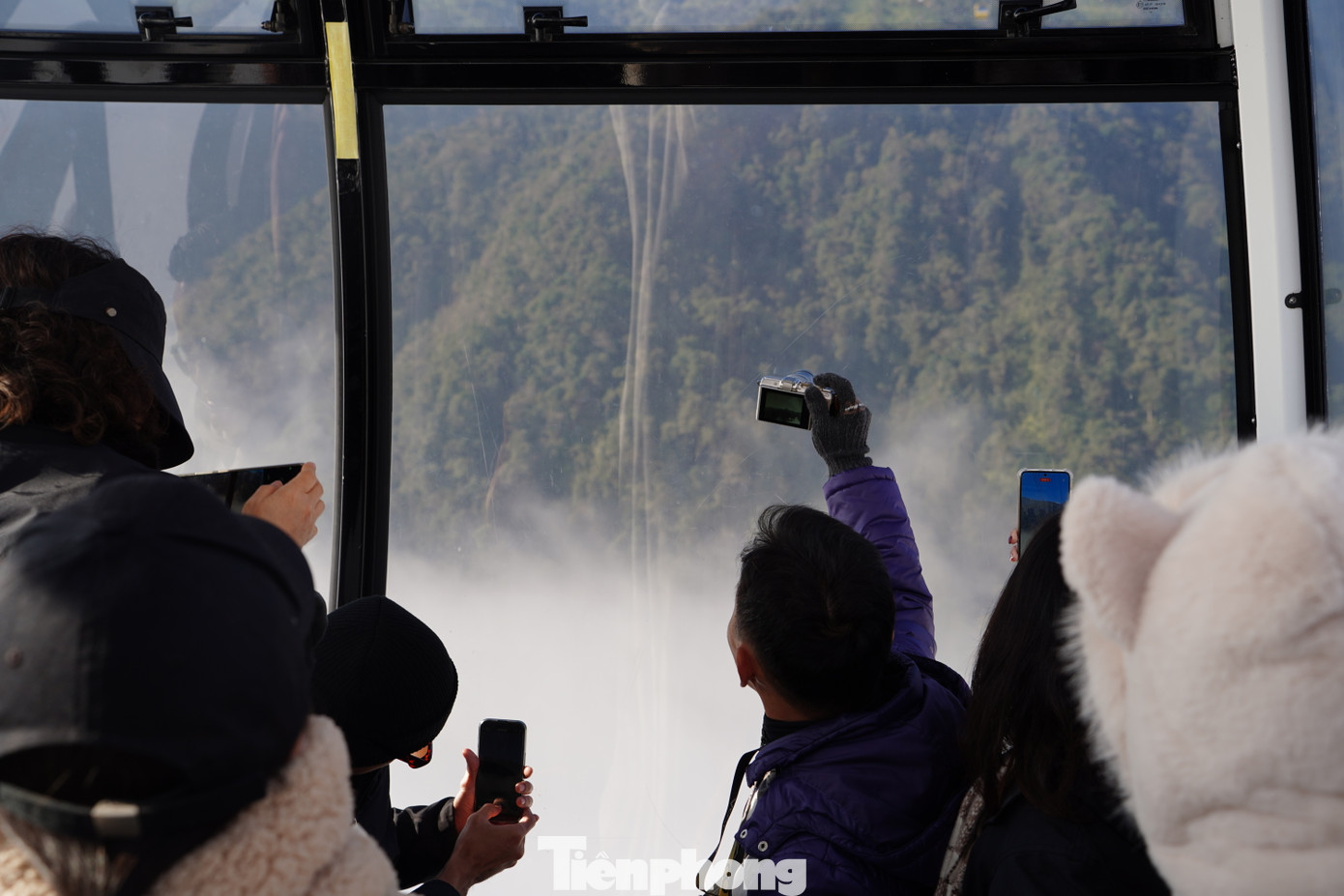Nhiều du khách dùng điện thoại, máy ảnh lưu lại cảnh đẹp tuyệt sắc này.