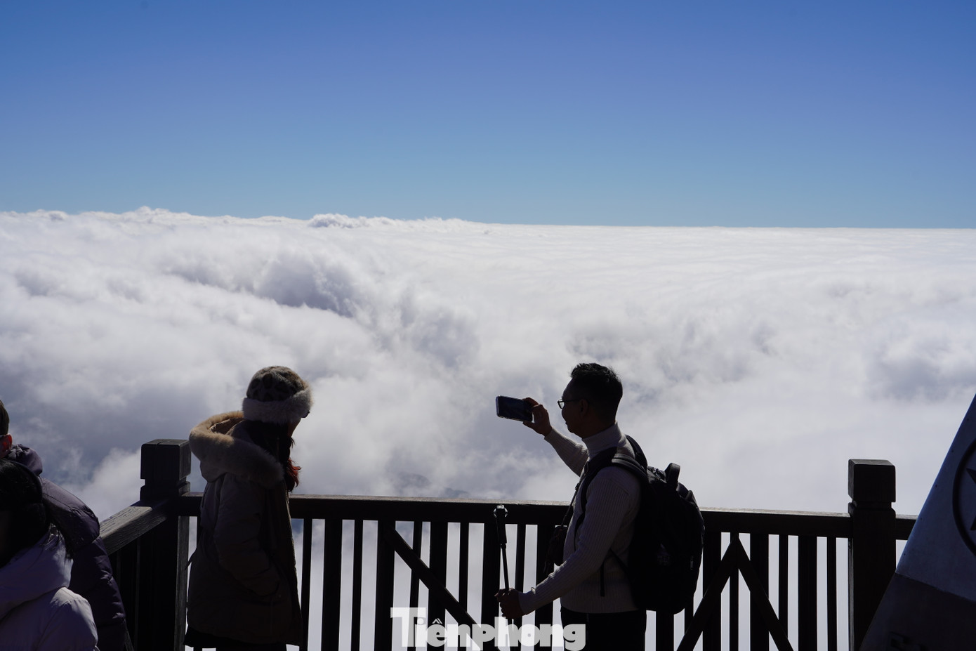 Nhiều du khách thích thú đến chiêm ngưỡng biển mây trên đỉnh Fansipan.