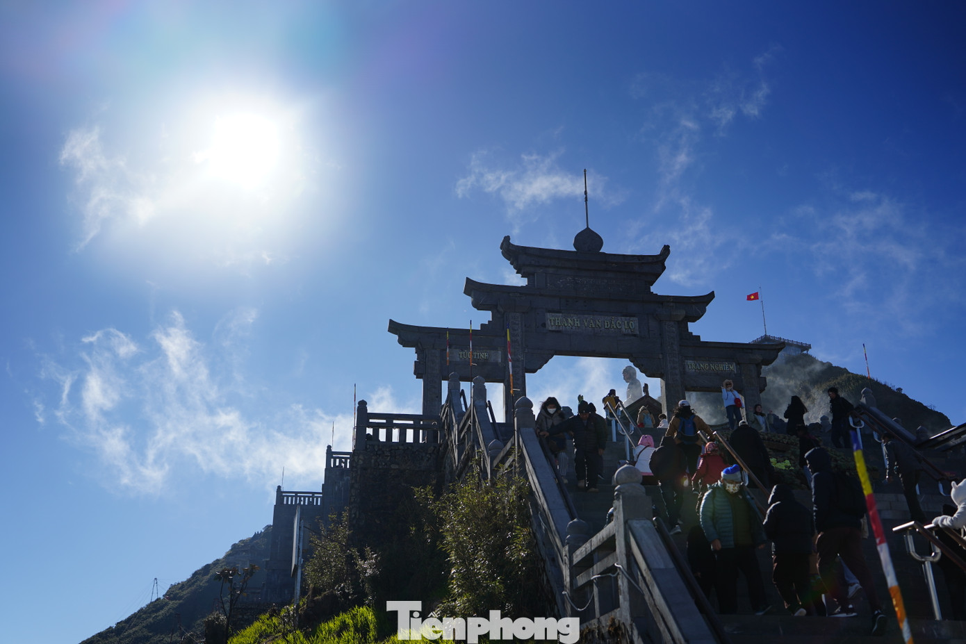 Du khách đi lên trên đỉnh Fansipan, qua cổng Thanh Vân Đắc Lộ.