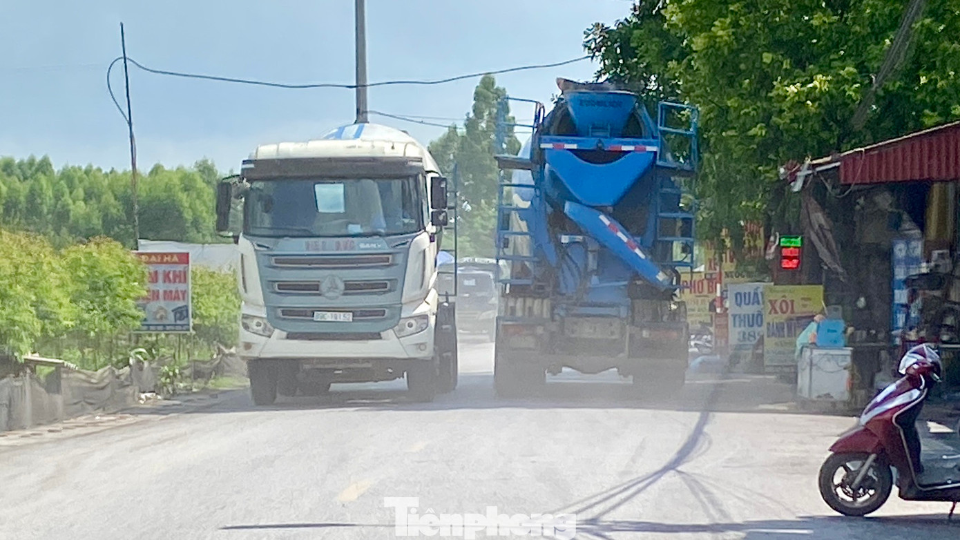 Xe tải, xe bồn vẫn tấp nập cày nát mặt đê.